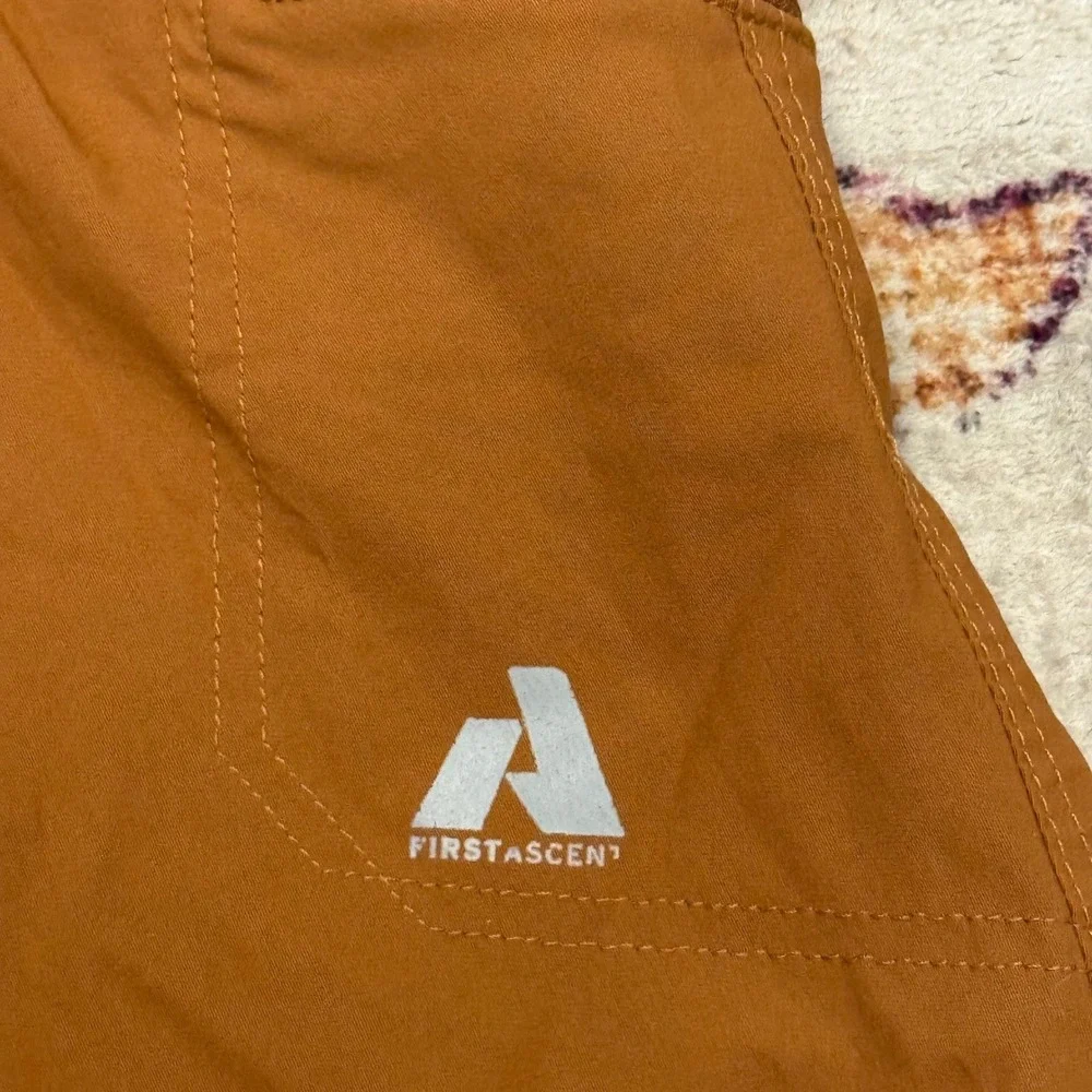 Eddie‎ Bauer Women's Cargo Hiking Pants Size 10 Nylon Spandex Blend Zip Pockets - Picture 2 of 11